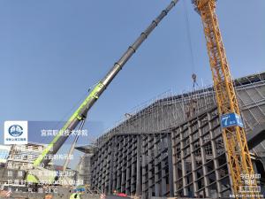 宜宾职业技术学院体育馆项目南立面钢结构吊装完成